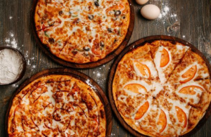 Tilbud 2 - V&aelig;lg 3 Pizza